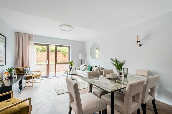 3 Bedroom Flat To Rent In Navarino Mews, Navarino Grove, London Fields, London E8