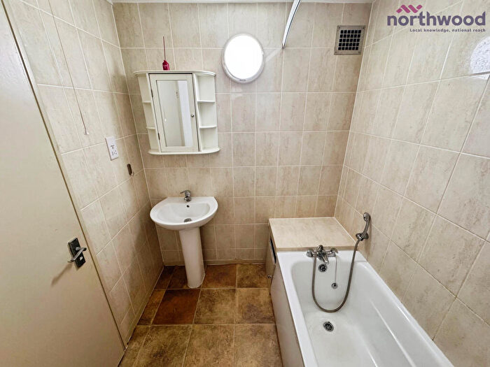 2 Bedroom Flat To Rent In Brampton Towers, SO16