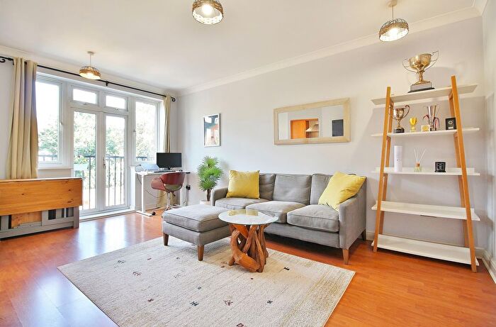 1 Bedroom Flat For Sale In Elizabeth Gardens, Isleworth, TW7