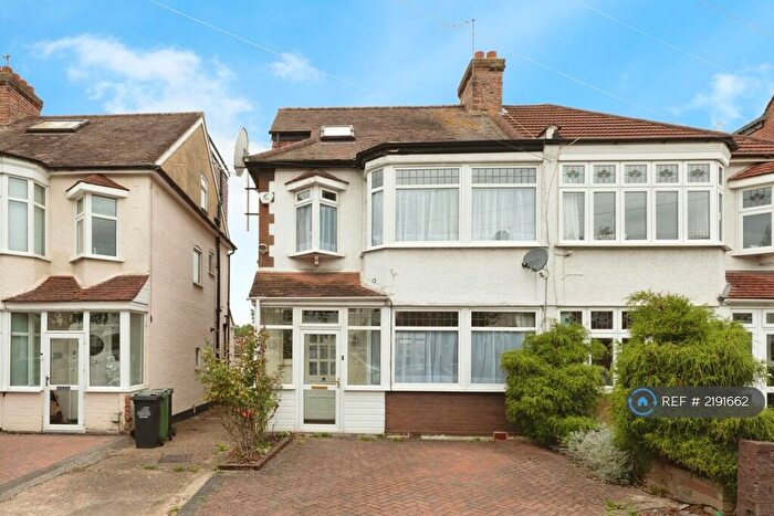 4 Bedroom Semi-Detached House To Rent In Bourne Gardens, Chingford, London, E4