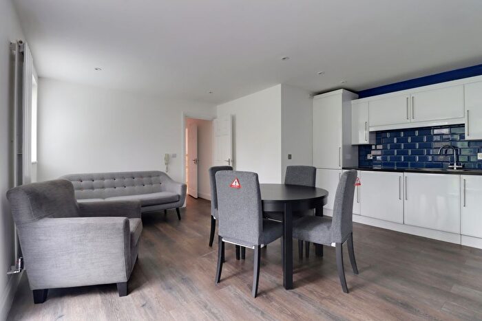 2 Bedroom Flat To Rent In The Crescent, Belmont, Sutton, SM2