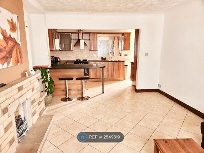 4 Bedroom Semi-detached House To Rent In Minehead Road, Bristol, BS4