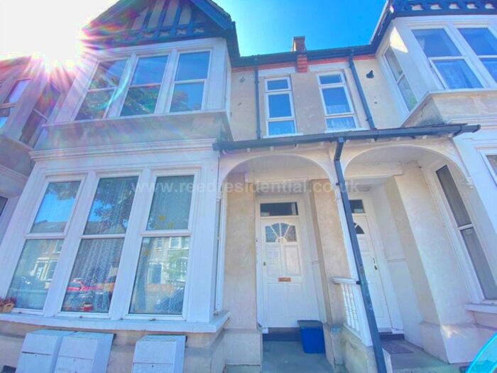 3 Bedroom Flat To Rent In Lancaster Gardens, Southend On Sea, SS1