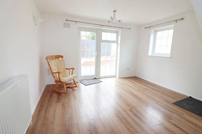 2 Bedroom Semi-Detached House To Rent In Felton Close, Luton, LU2