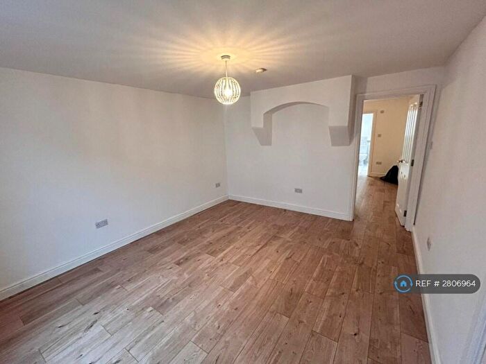 2 Bedroom Flat To Rent In High St, Thames Ditton, KT7