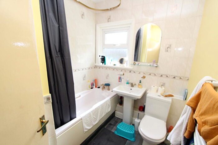 2 Bedroom Ground Maisonette To Rent In Coppetts Road, London, N10