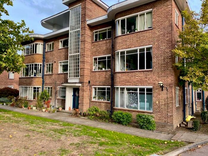 2 Bedroom Flat To Rent In Kingfisher Court, Bridge Road, East Molesey, KT8