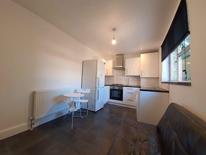 2 Bedroom Flat To Rent In Lea Bridge Road, London, E17