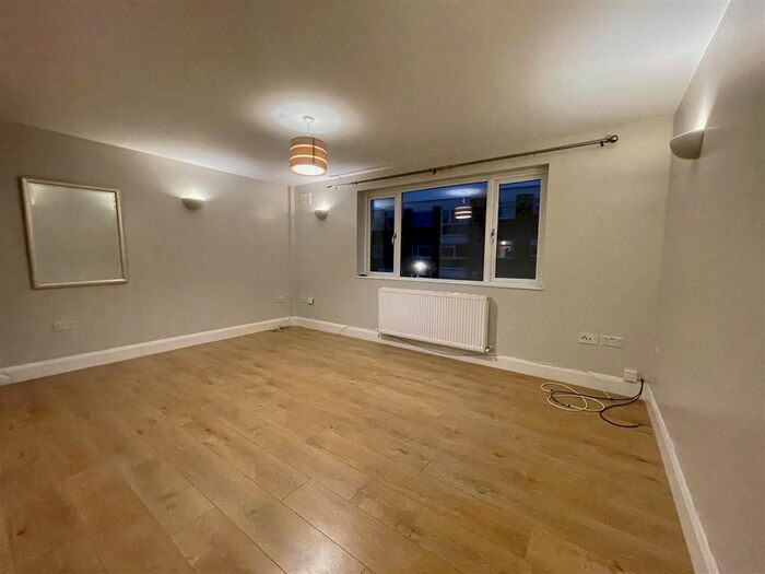 2 Bedroom Flat To Rent In Windsor House, The Farmlands, Northolt, UB5