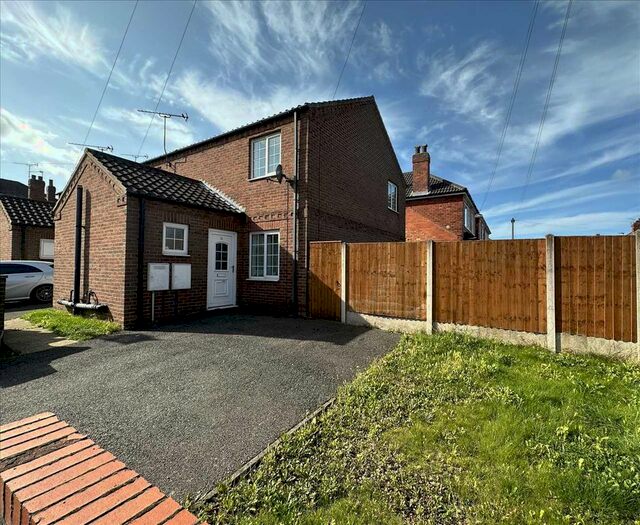 2 Bedroom Town House To Rent In The Crofts, Scunthorpe, DN16