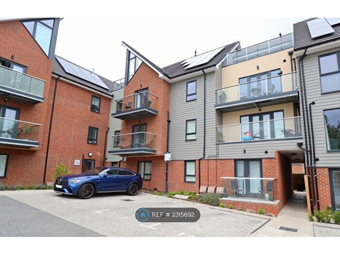 2 Bedroom Flat To Rent In The Courtyard, Rayleigh, SS6