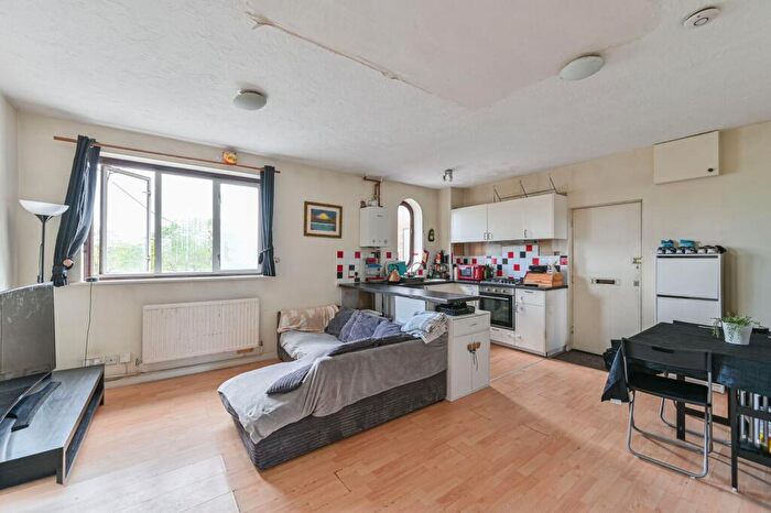 1 Bedroom Flat For Sale In Claire Court, Commonside West, Mitcham Junction, Mitcham, CR4