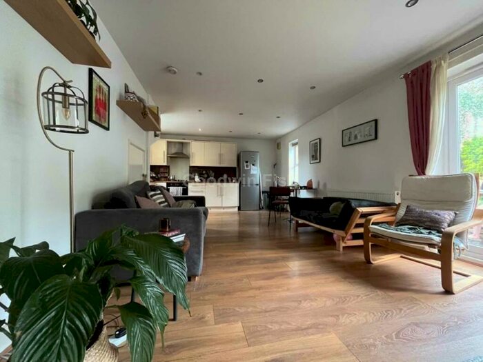 3 Bedroom Town House To Rent In Peregrine Street, Hulme, M15