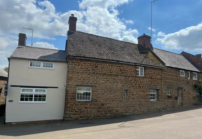 4 Bedroom House For Sale In Bell Lane, Byfiedl, NN11