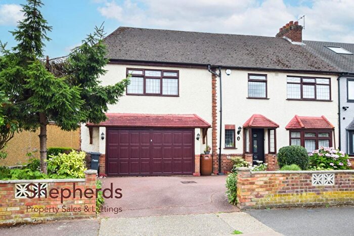 4 Bedroom End Of Terrace House For Sale In Hillview Gardens, Cheshunt, EN8