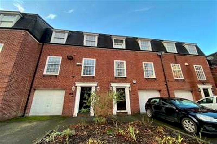 4 Bedroom Town House To Rent In Willow Bank, Fallowfield, M14