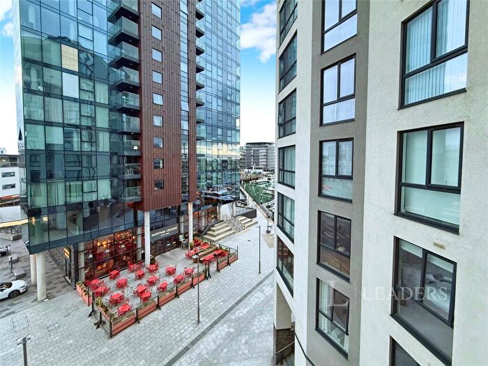 2 Bedroom Flat To Rent In Maritime Walk, Ocean Village, Southampton, SO14