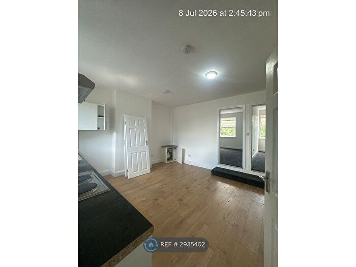 2 Bedroom Flat To Rent In Wood Lane, Dagenham, RM8