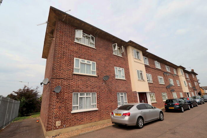 2 Bedroom Apartment To Rent In West Horndon, CM13