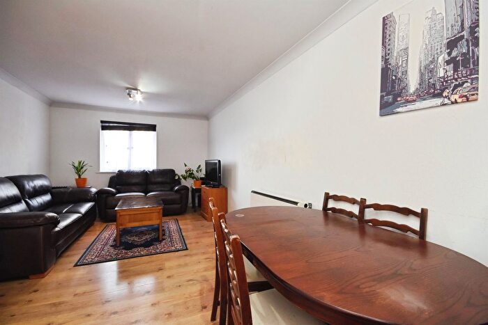 2 Bedroom Flat For Sale In Coates Quay, Chelmsford, CM2