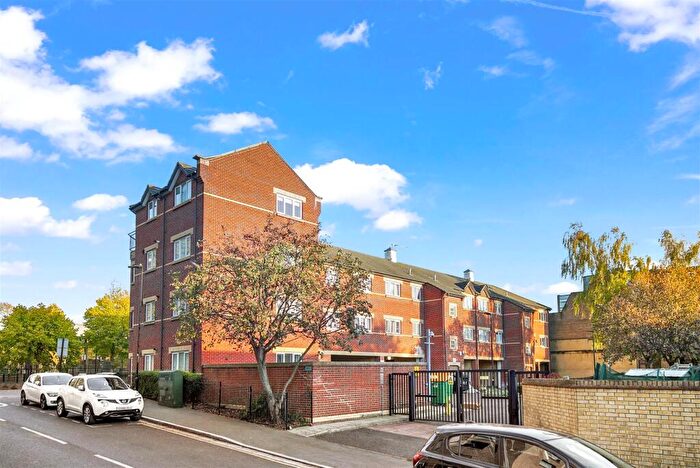 2 Bedroom Flat To Rent In Barnby Street, Stratford, E15