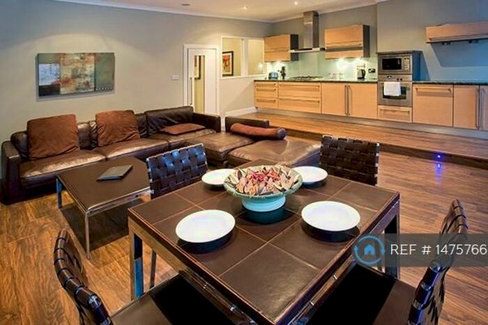 2 Bedroom Flat To Rent In High Street, Edinburgh, EH1