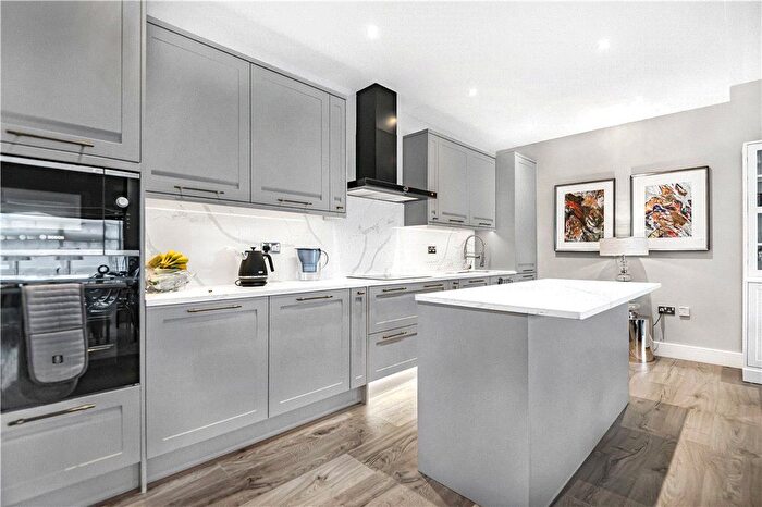 3 Bedroom Flat To Rent In Great West Road, Brentford, TW8