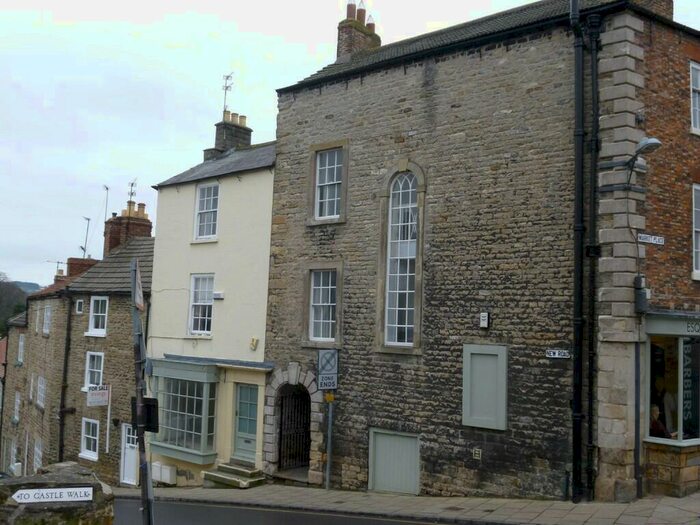 3 Bedroom Flat To Rent In Market Place, Richmond, DL10