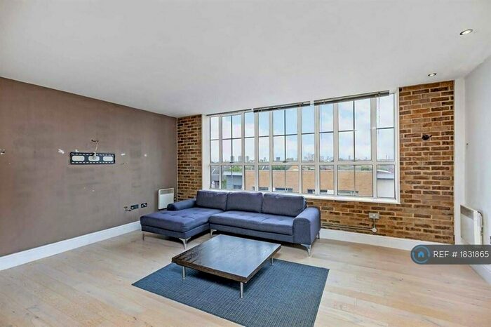 3 Bedroom Flat To Rent In South City Court, London, SE15