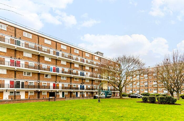 2 Bedroom Flat For Sale In St Saviours Estate, Bermondsey, London, SE1