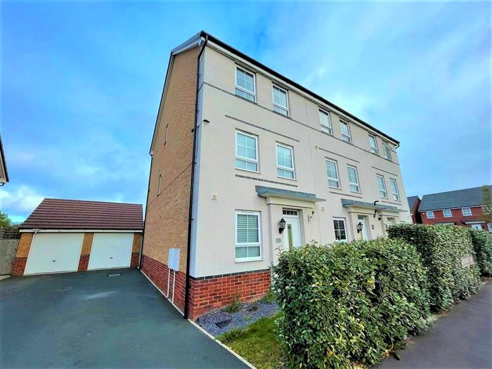 4 Bedroom Town House To Rent In Centenary Lane, Wednesbury, WS10