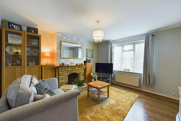 2 Bedroom End Of Terrace House For Sale In Lyne Way, Warners End, HP1