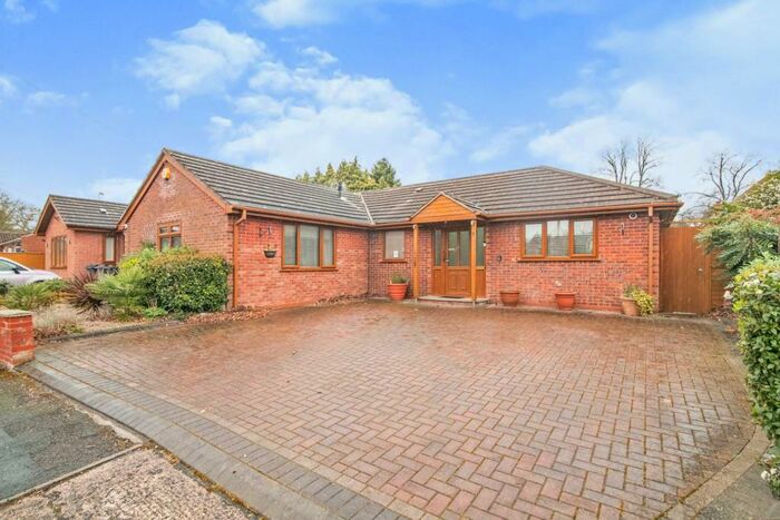 3 Bedroom Bungalow To Rent In Oak Close, Harborne, B17