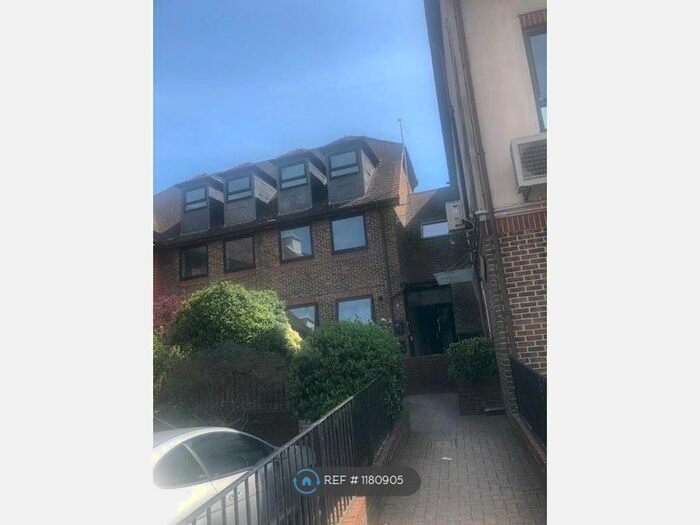 Studio To Rent In Victors Way, Barnet, EN5