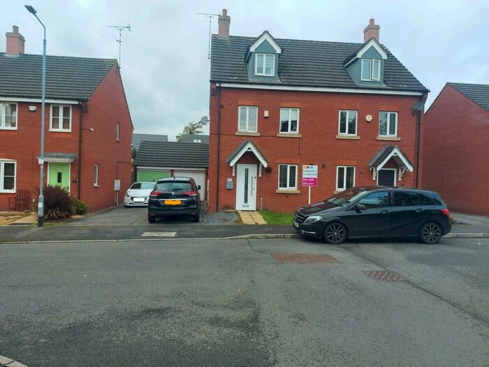 3 Bedroom Semi-Detached House For Sale In Russell Close, Uttoxeter, ST14