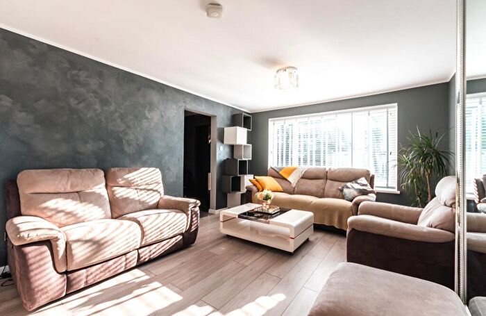 6 Bedroom Semi-Detached House For Sale In Cheriton Avenue, Southampton, Hampshire, SO18