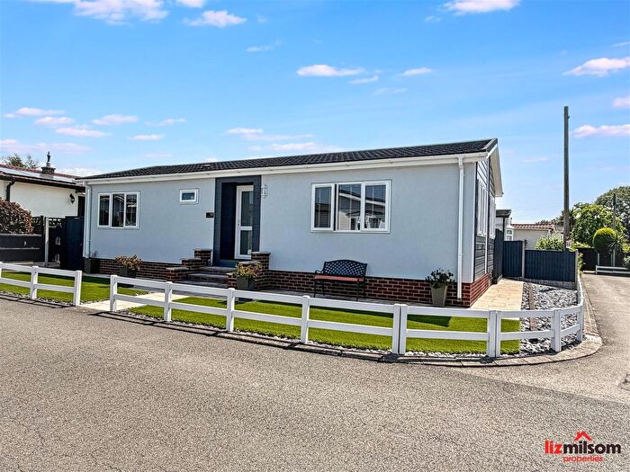 2 Bedroom Mobile/park Home For Sale In Greenacre Park, Coton-In-The-Elms, DE12