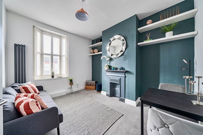 2 Bedroom Maisonette For Sale In Brook Road South, Brentford, TW8