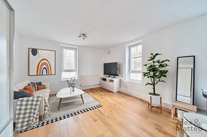 2 Bedroom Flat To Rent In Tabard Garden Estate, London Bridge, SE1