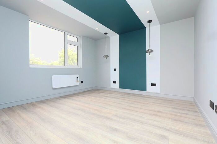 Studio To Rent In Ravenswood Cresent, London, HA2