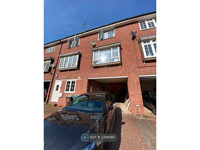 3 Bedroom Terraced House To Rent In Matlock Court, Nottingham, NG1