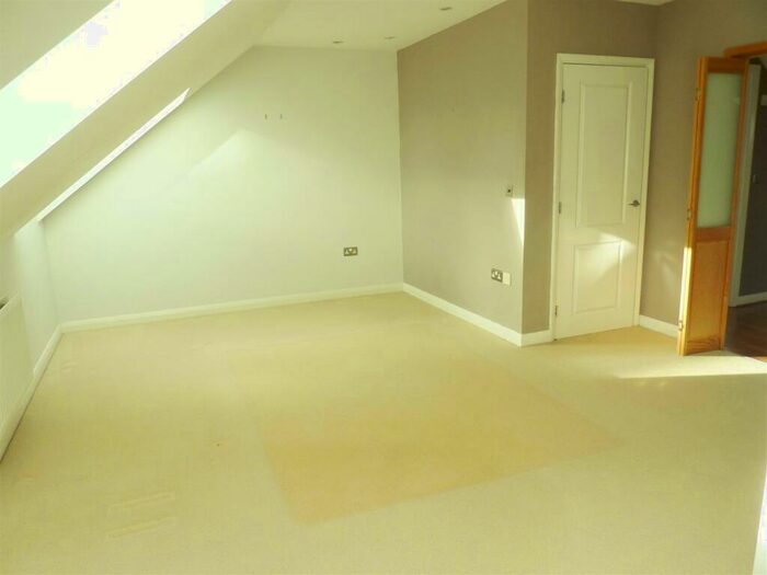 3 Bedroom Flat To Rent In Estuary House, Lower Burlington Road