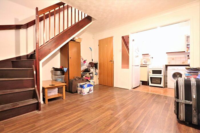 2 Bedroom Flat To Rent In Barley Field, Marks Gate, RM6