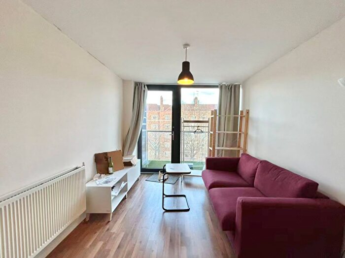 2 Bedroom Flat To Rent In Bloemfontein Road, London, W12