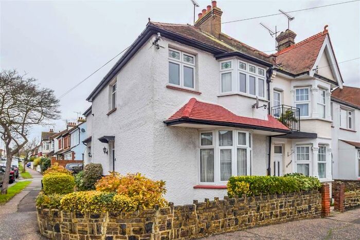 1 Bedroom Flat To Rent In Westcliff Drive, Leigh-On-Sea, Essex SS9