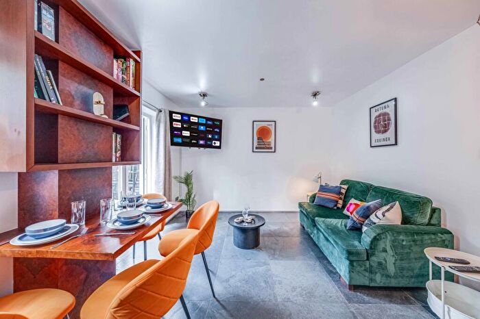 2 Bedroom House To Rent In Carlyle Mews, London, E1