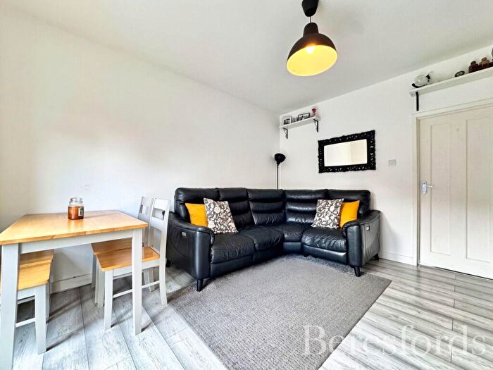 2 Bedroom Bungalow For Sale In Betterton Road, Rainham, RM13