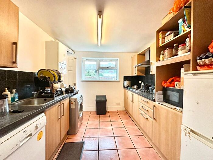 2 Bedroom Maisonette For Sale In Staines Road, Hounslow, TW4