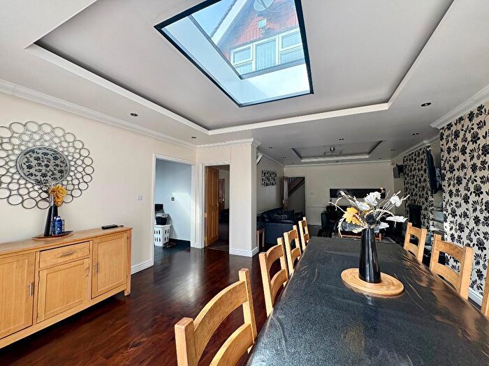 5 Bedroom Detached Bungalow For Sale In Waller Avenue, Luton, Bedfordshire, LU4