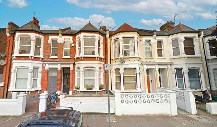 4 Bedroom Flat To Rent In Leighton Gardens, London, NW10